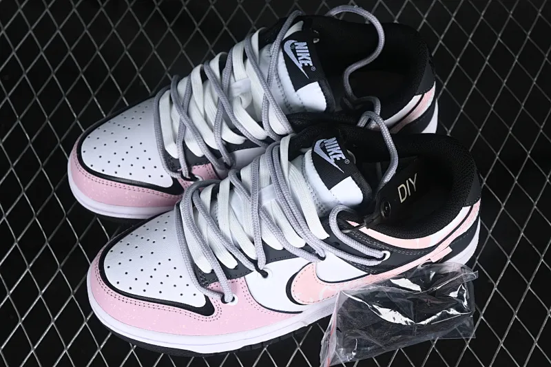 All categories Nk SB Dunk series Nk SB Dunk Low low-top sneakers Nk Dunk Low DaVinci custom romantic heartbeat LOVE love love graffiti splash ink SB strap low-top casual sneakers CW1590-100